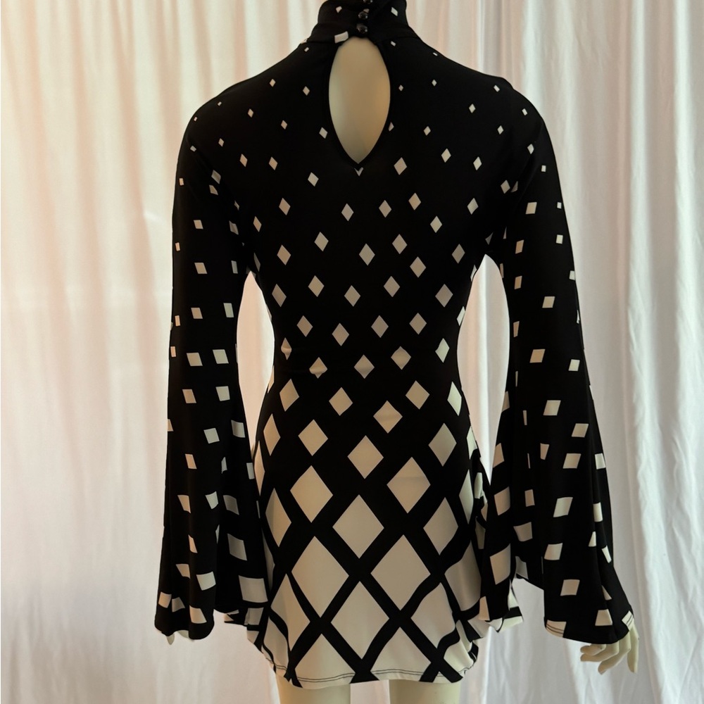 Truly unique retro 60s mini dress, batwing sleeves. Soft polyester. Stretchy. - Picture 4 of 8